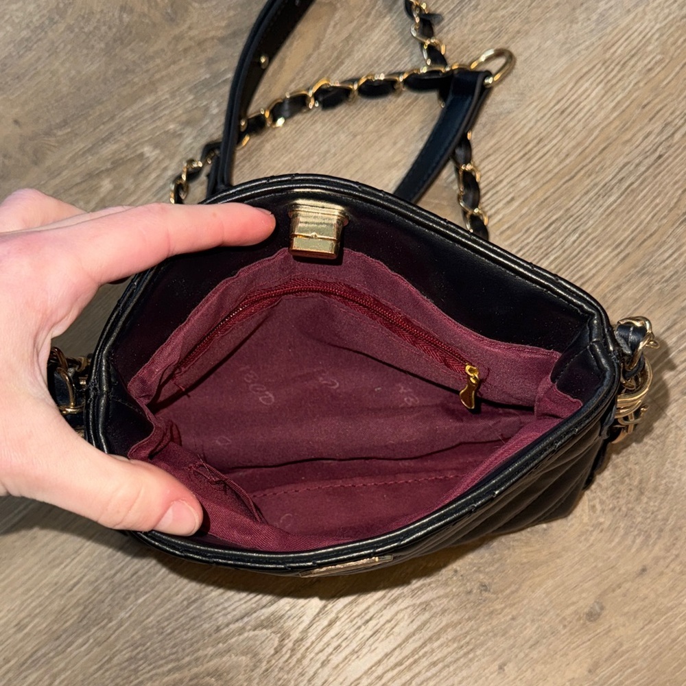 Amazon- Elegant Black Quilted Shoulder Bag - Picture 4 of 5